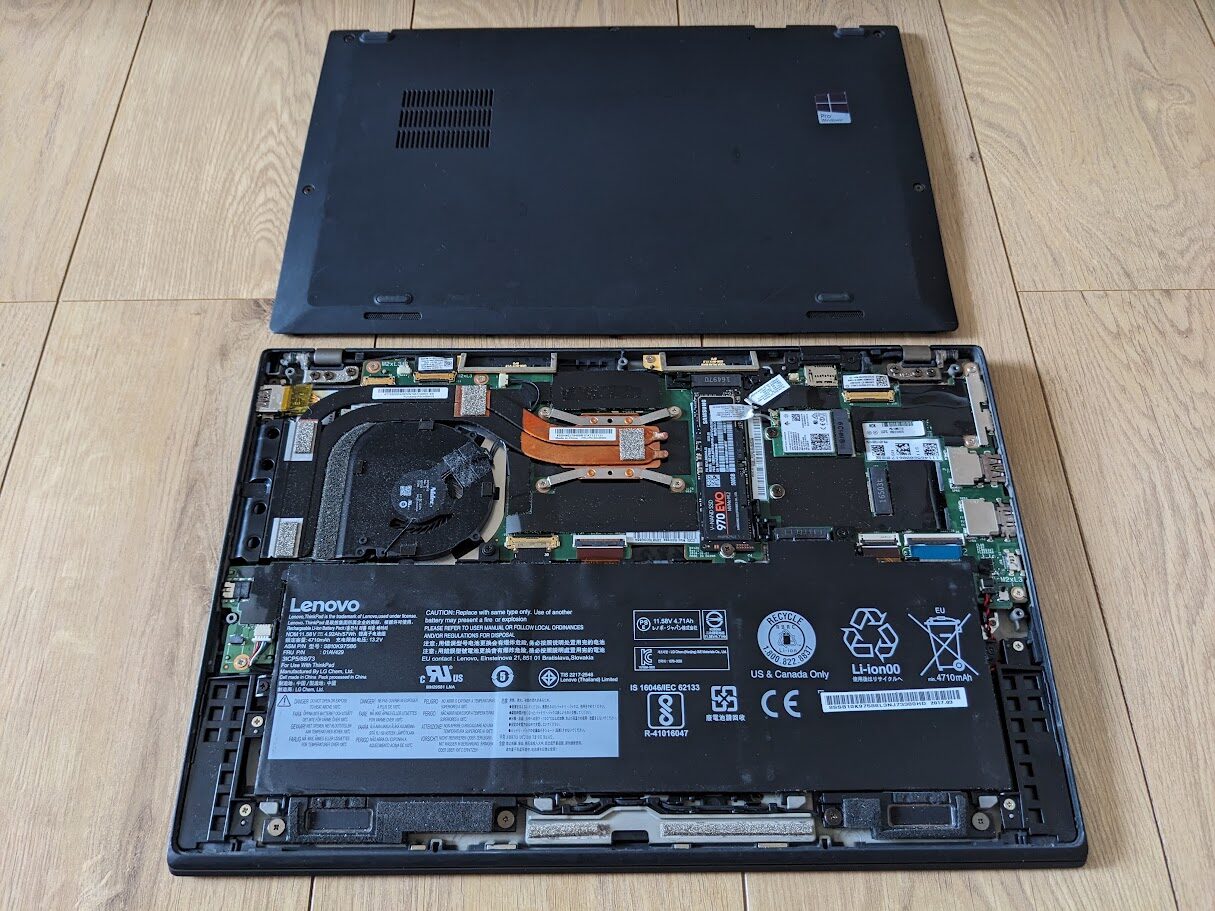 ThinkPad 裏蓋外したところ