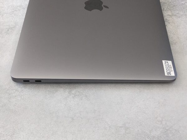 イオシスの中古MacBookの天板3
