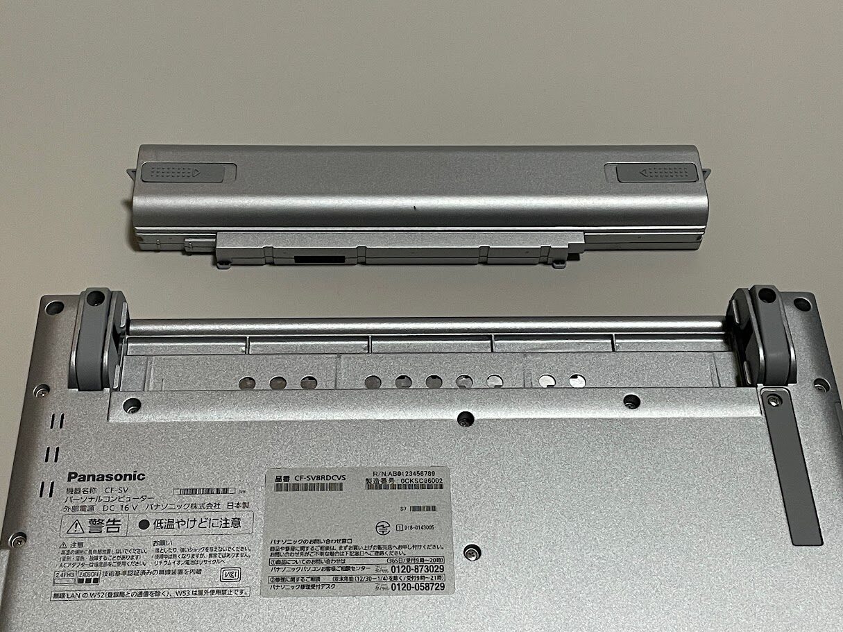 レッツノートのバッテリーを外したところ