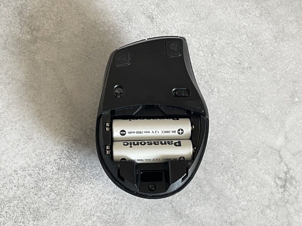 ロジクールのマウスの裏蓋を外したところ