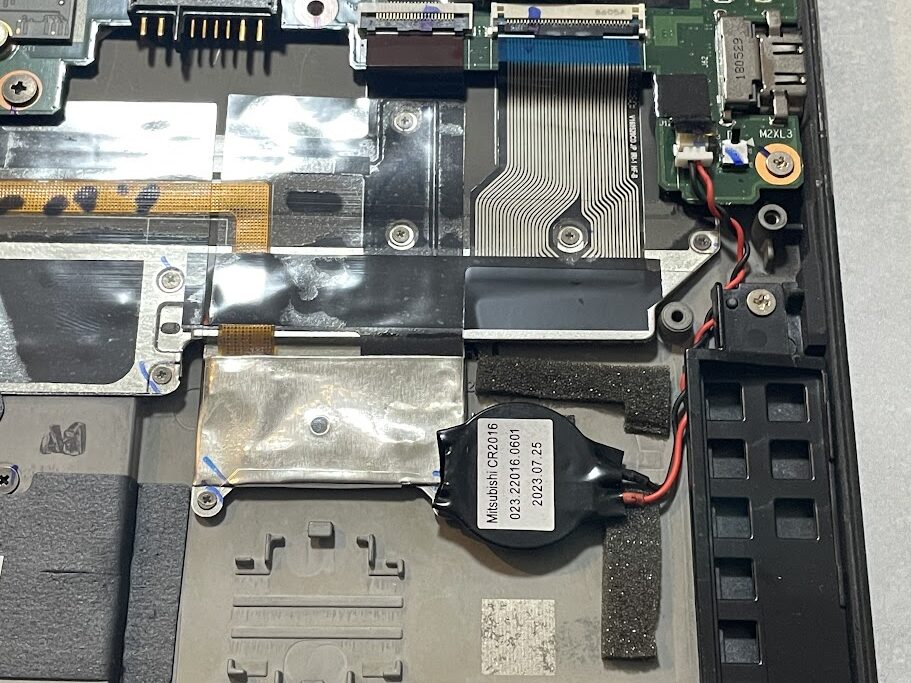 ThinkPad X1 carbonのCMOS電池交換のシーン