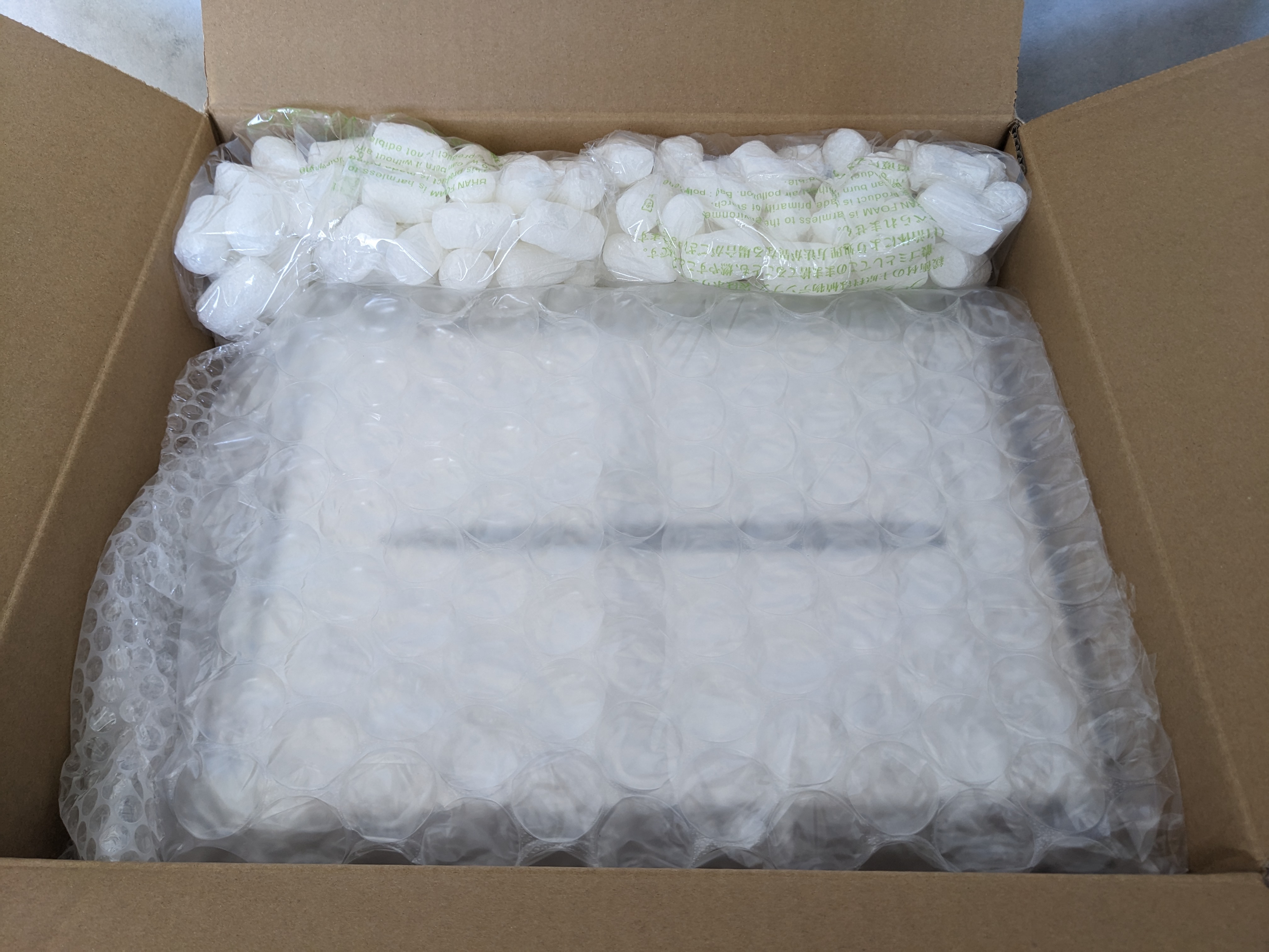 イオシスから届いたMacBook Airをエアクッションと緩衝材で保護した梱包状態