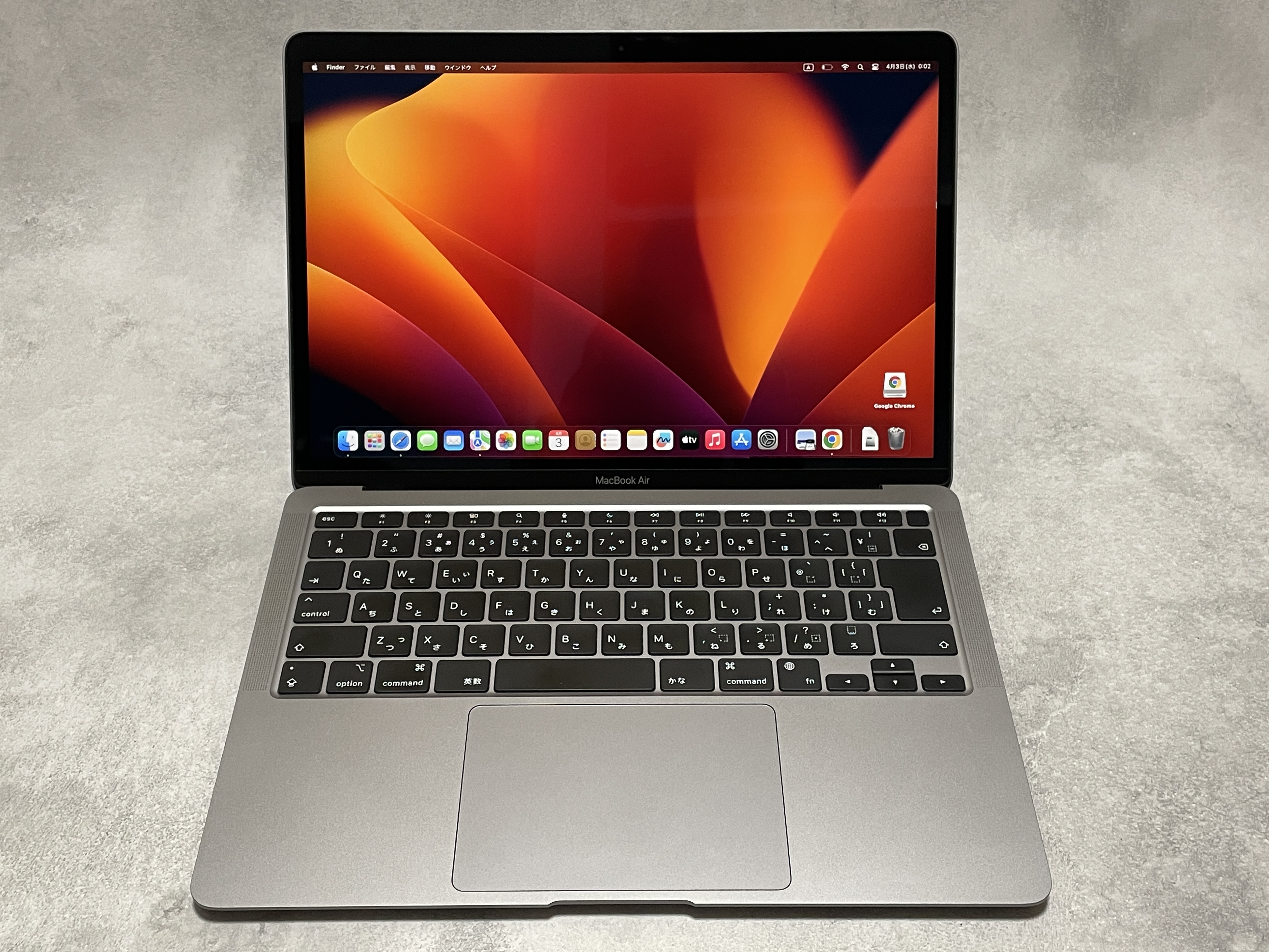 イオシスで購入しmacOSを起動した13インチMacBook Air M1の正面
