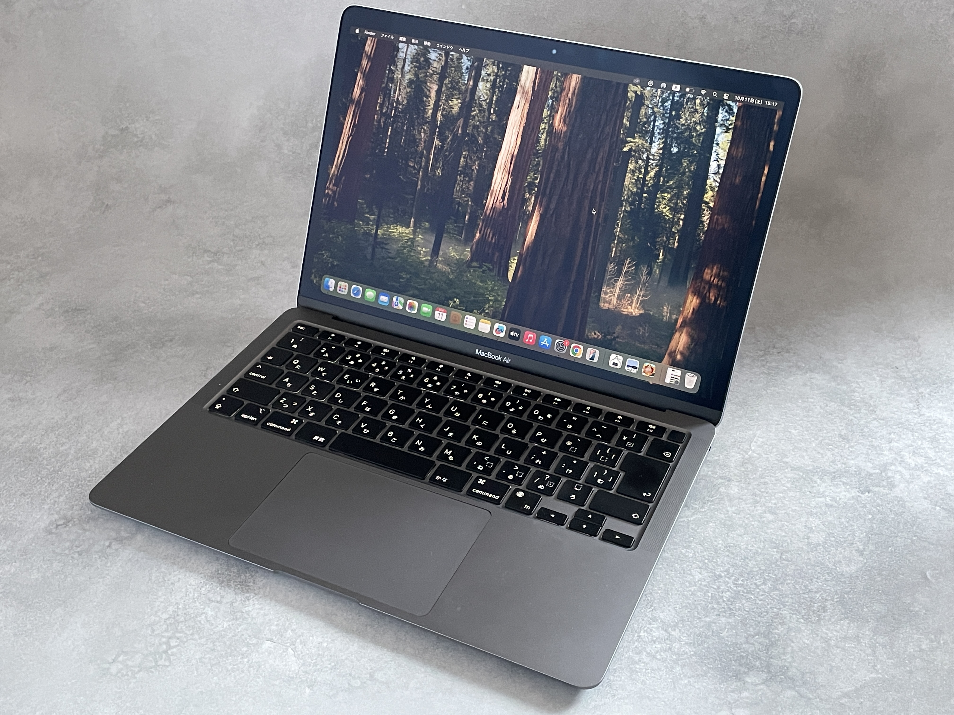 森林の壁紙を表示した13インチMacBook Air M1スペースグレイの斜め全景