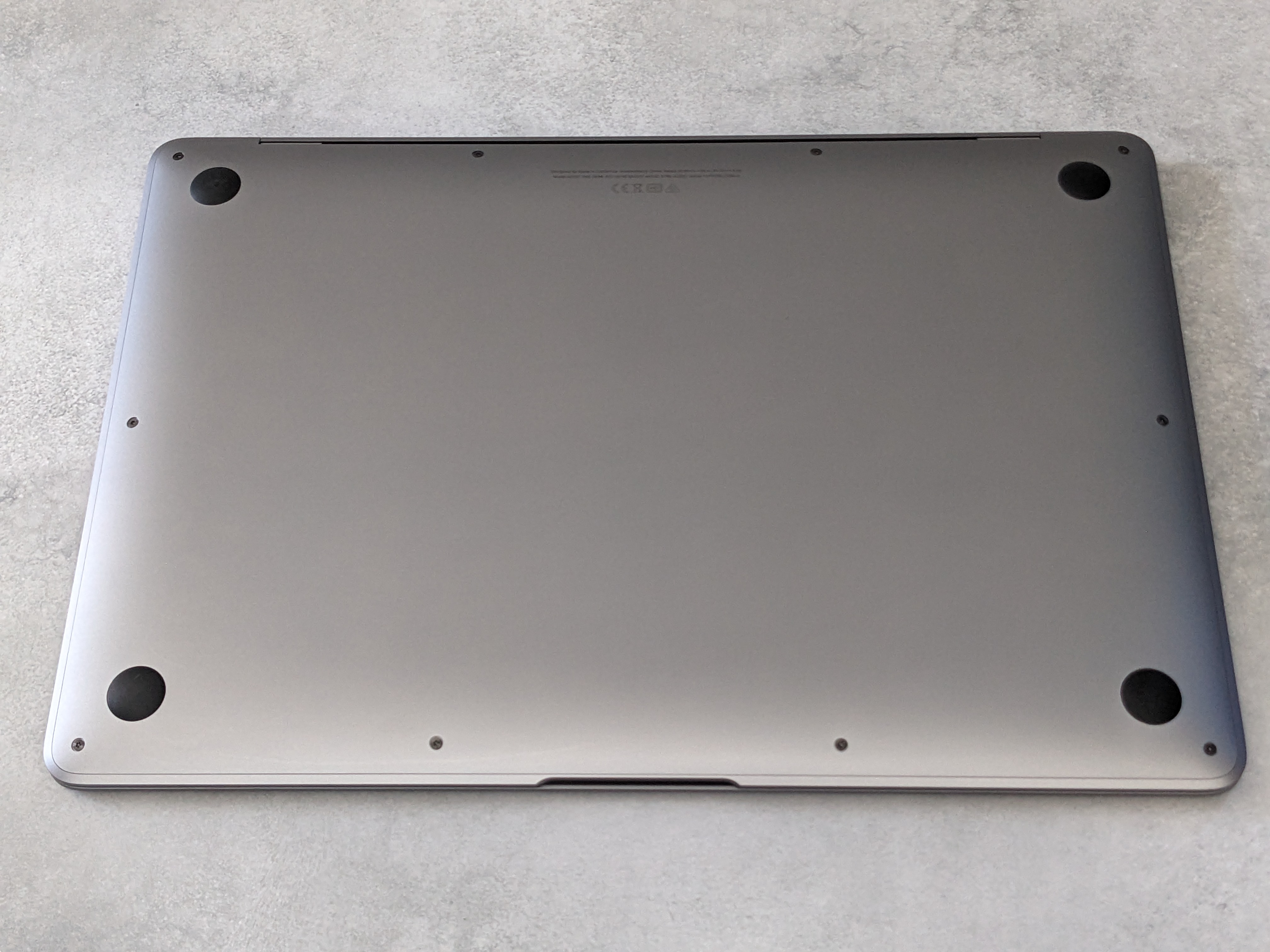 MacBook Air M1スペースグレイの底面パネル、四隅のゴム足、固定ネジ