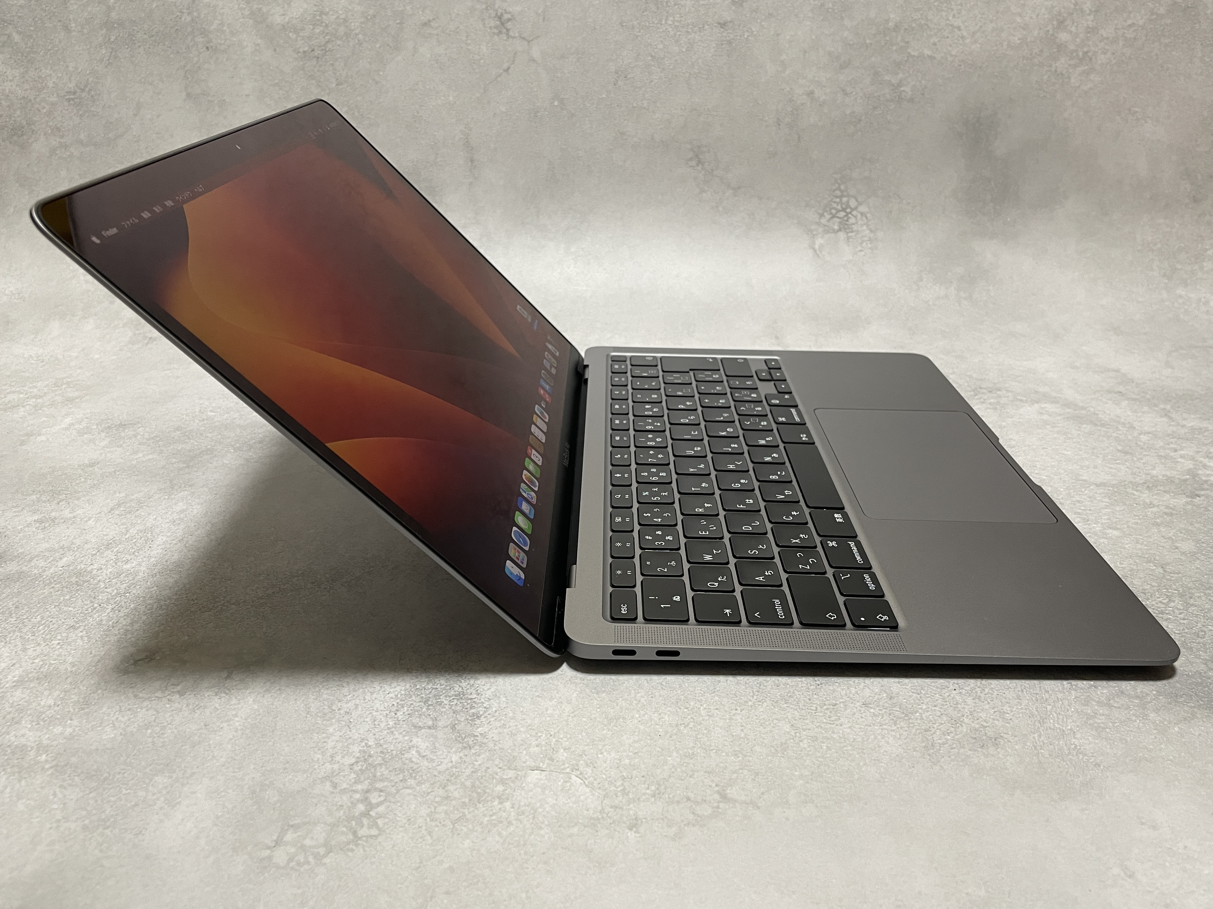 外付けSSDを接続できるMacBook Air M1左側面の2基のUSB-Cポート