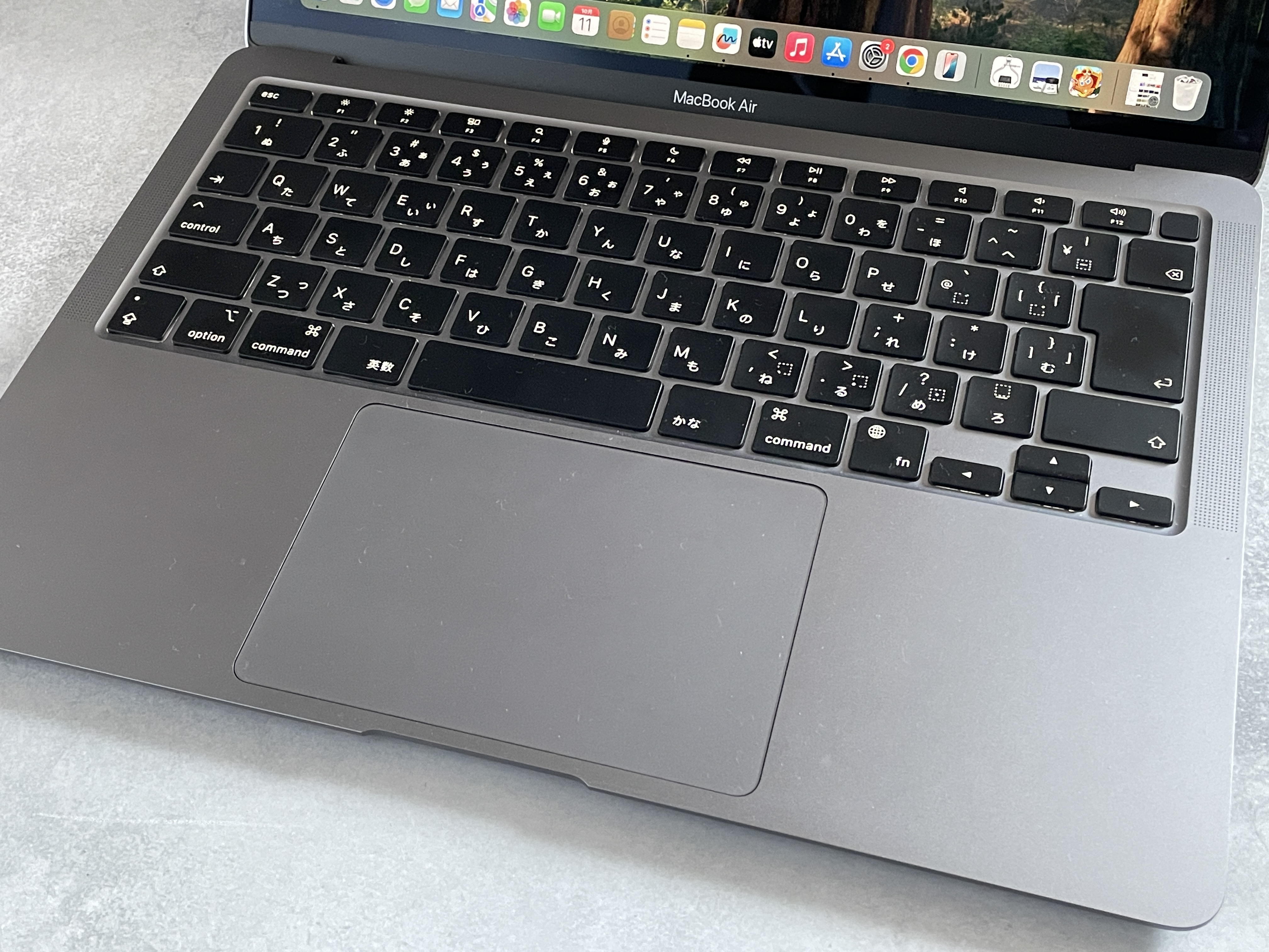 中古MacBook Air M1の日本語JISキーボードとトラックパッドの接写