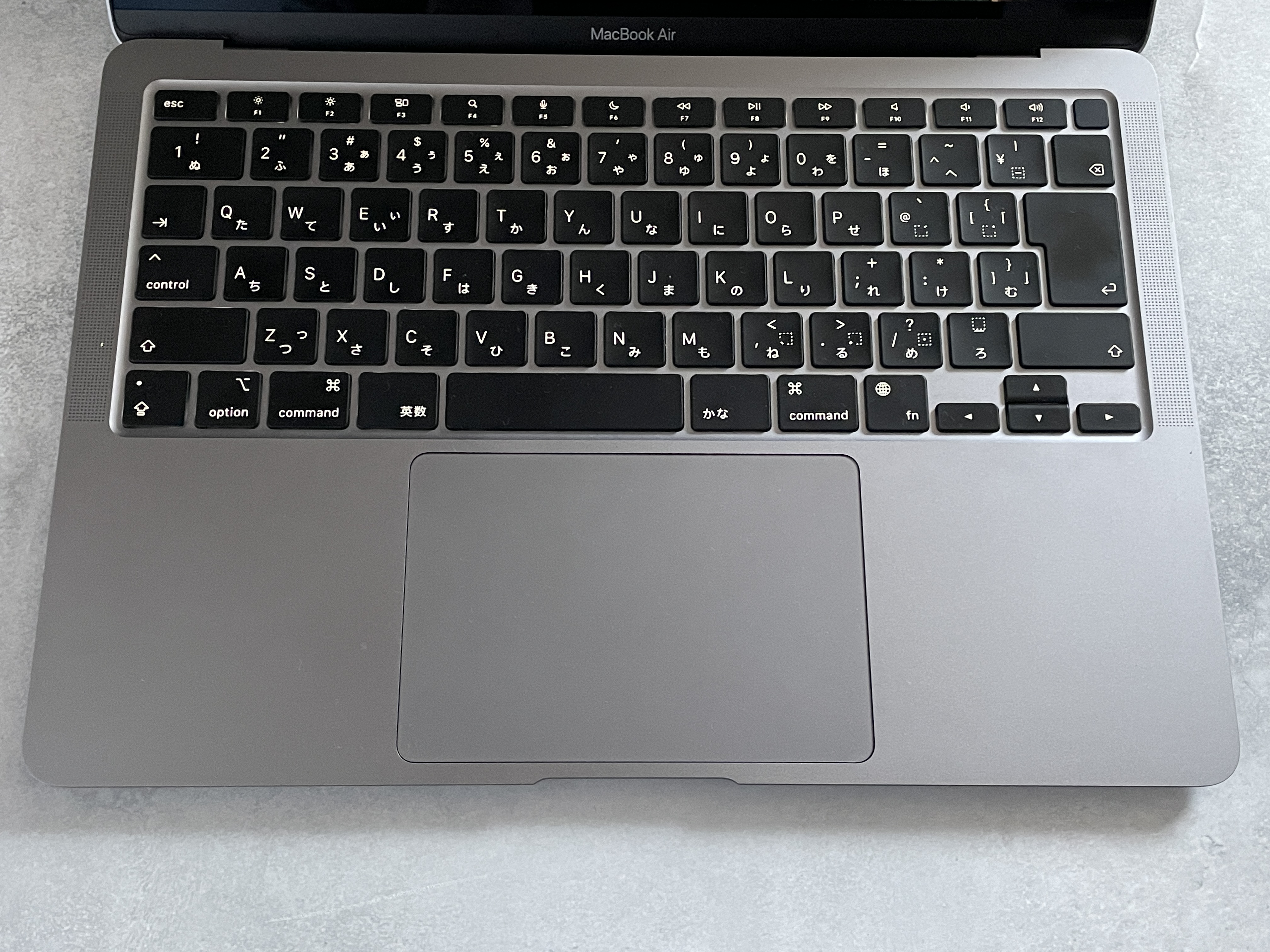 MacBook Air M1の日本語JISキーボードと大型トラックパッドを上から見た写真