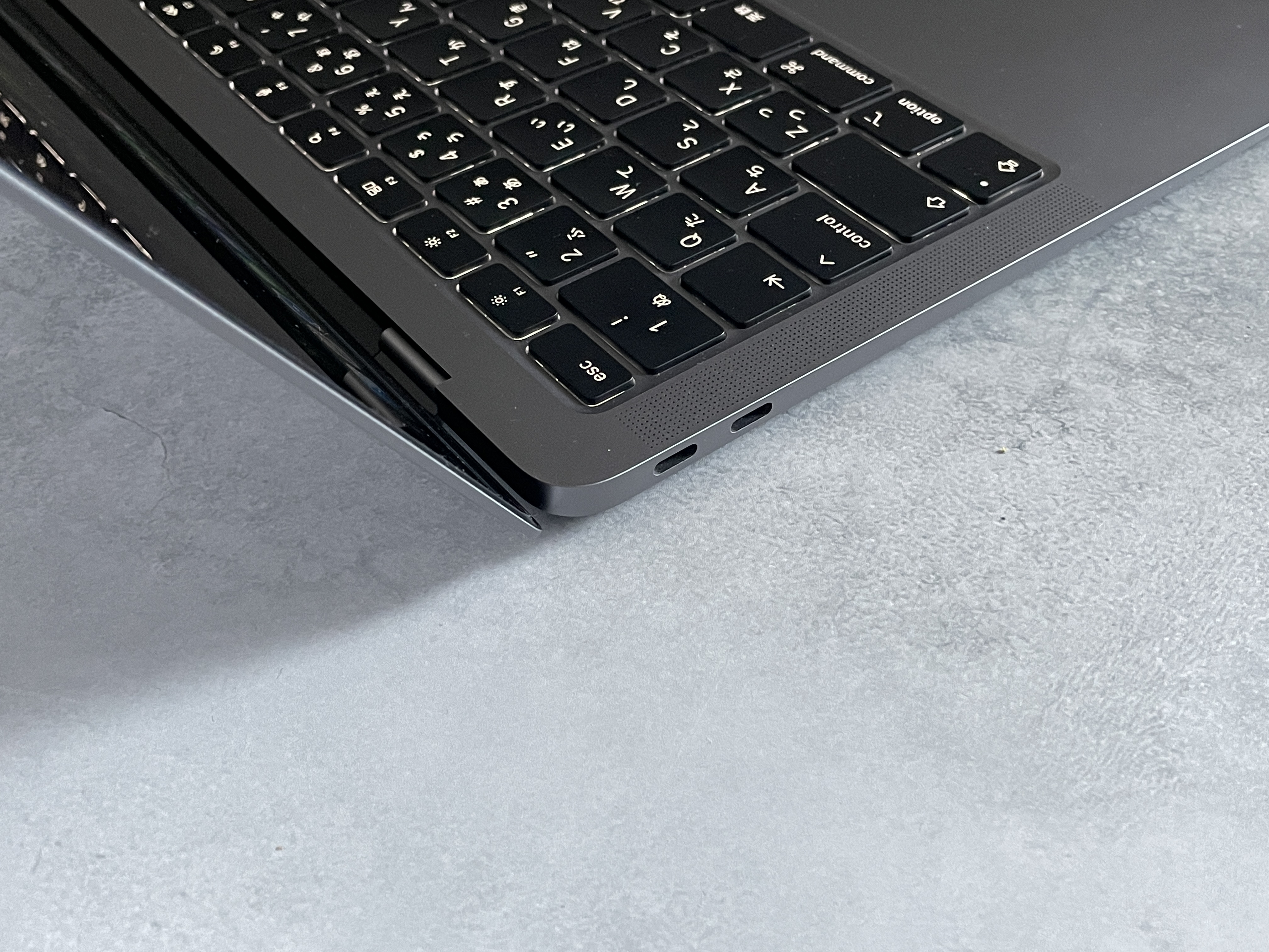 中古MacBook Air M1左側面にある2基のThunderbolt USB-Cポート