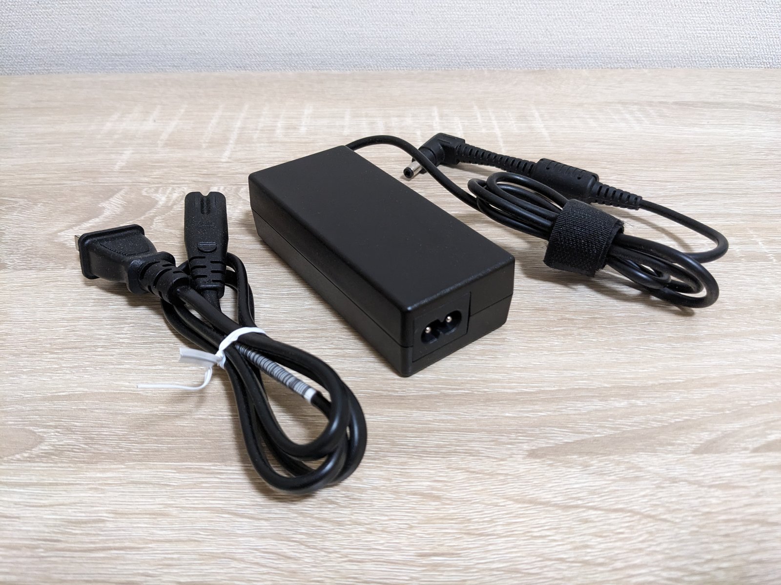 Panasonic レッツノート CF-SV8に付属するACアダプターと電源コード