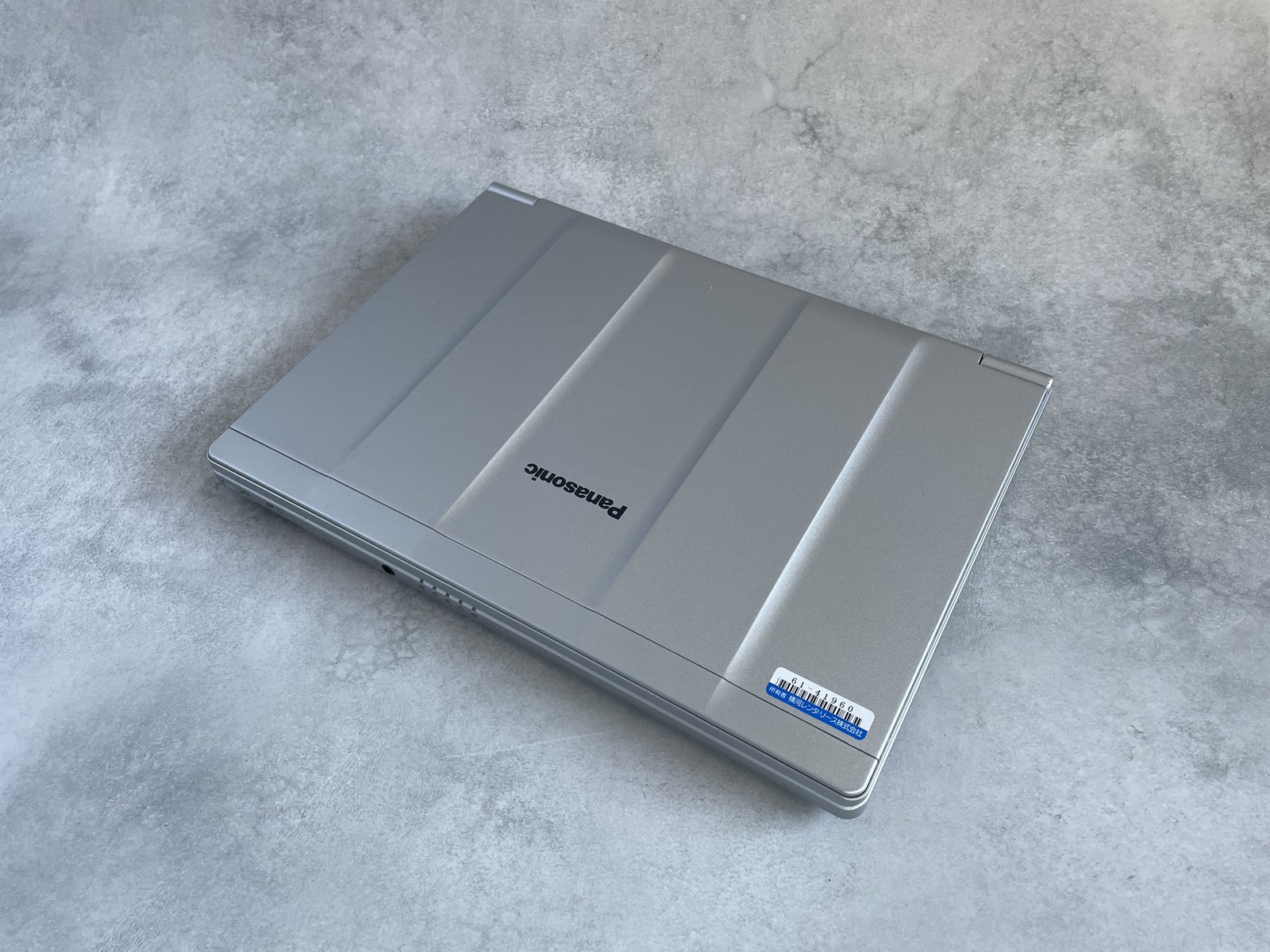 ボンネット構造の凹凸があるPanasonic レッツノート CF-SV8のシルバー天板