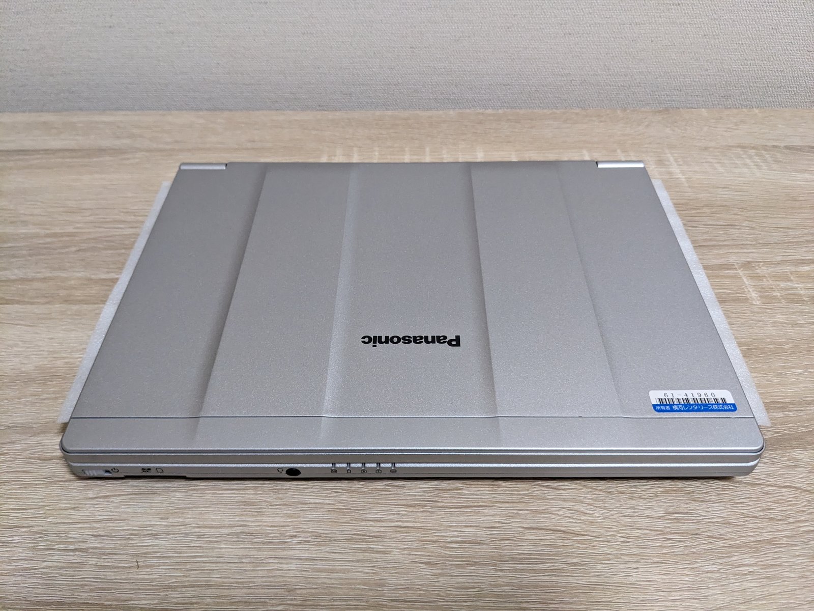 見た目の好みが分かれるPanasonic レッツノート CF-SV8のボンネット構造の天板