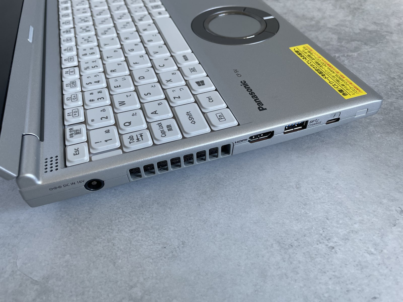 Panasonic レッツノート CF-SV8のキーボードと円形タッチパッド、HDMIやUSB Type-Cなどの側面端子