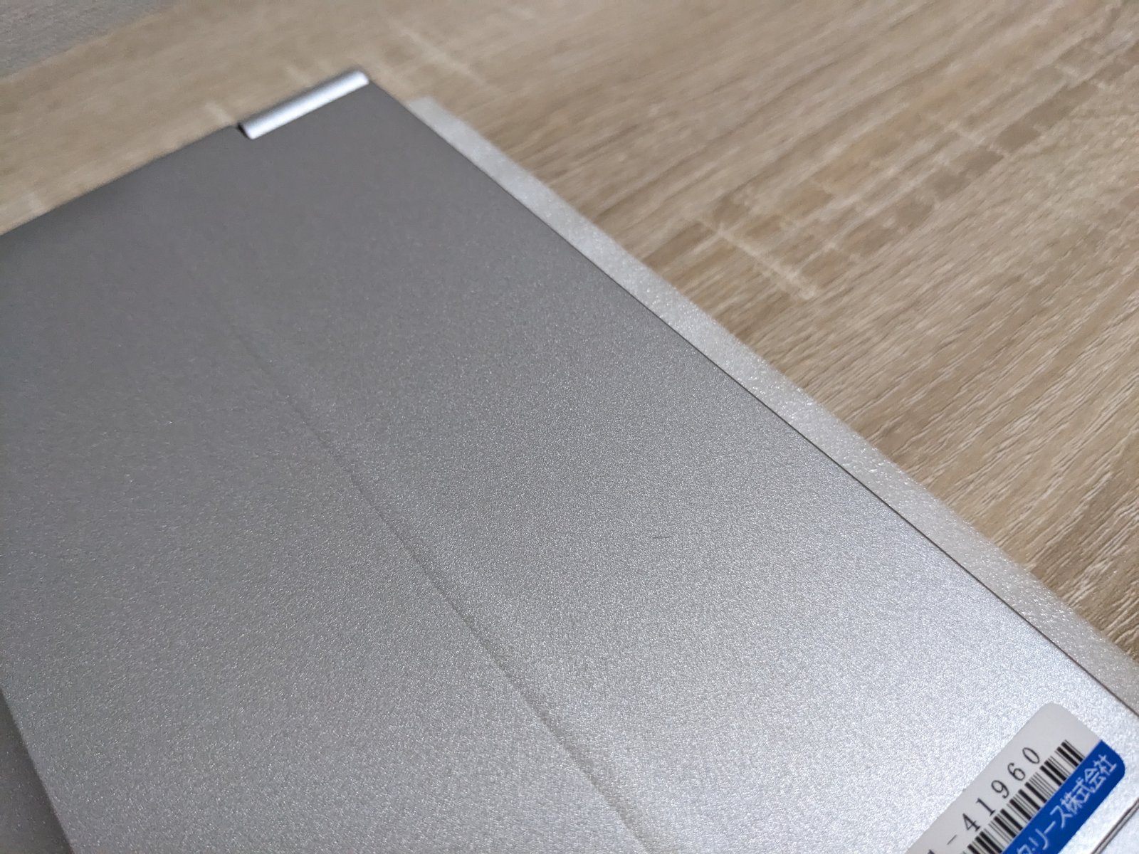 Panasonic レッツノート CF-SV8の天板表面にある使用跡を確認する接写