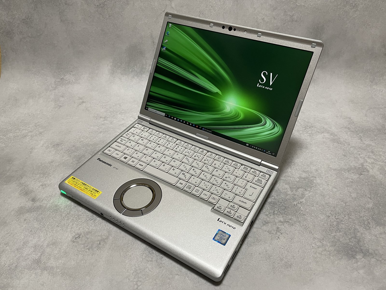 Panasonic レッツノート CF-SV8を斜め上から撮影した開いた状態のノートパソコン