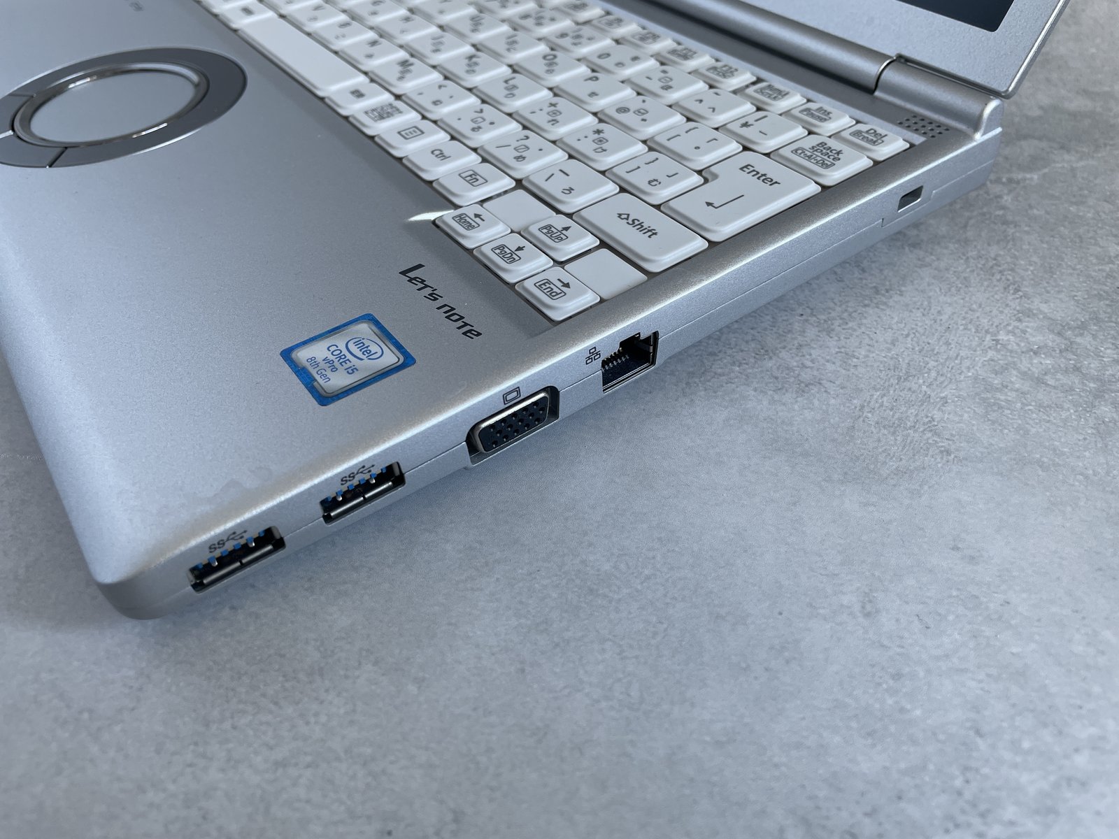 Panasonic レッツノート CF-SV8のUSB-A、VGA、有線LANポートを撮影した側面クローズアップ