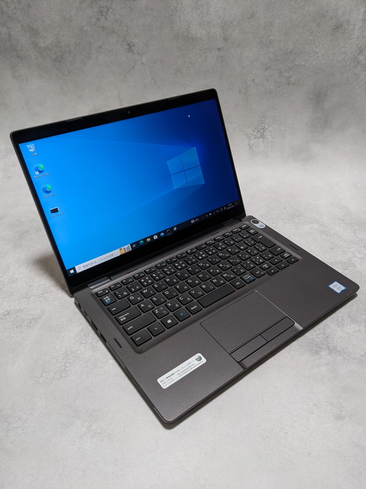 中古のLatitude 5300 2-in-1の開いた角度を変えて撮影