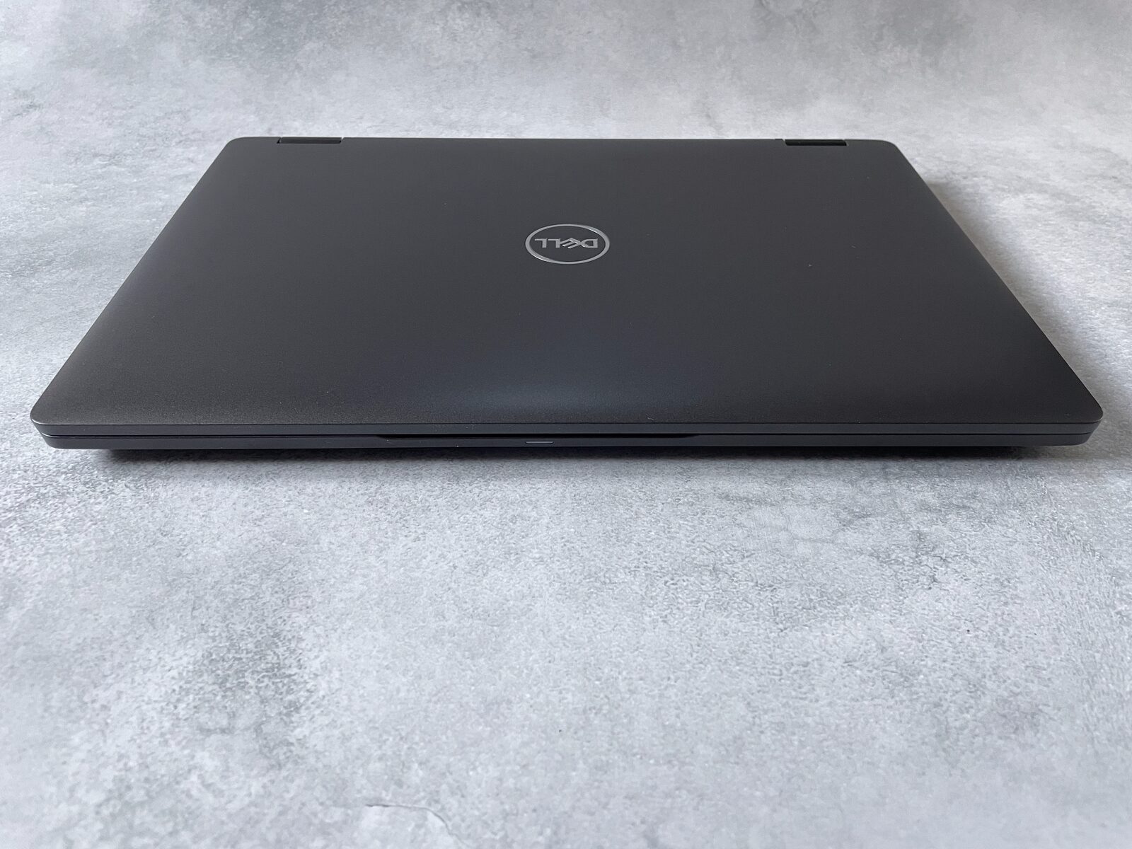 中古のLatitude 5300 2-in-1の天板を横から見た薄さ
