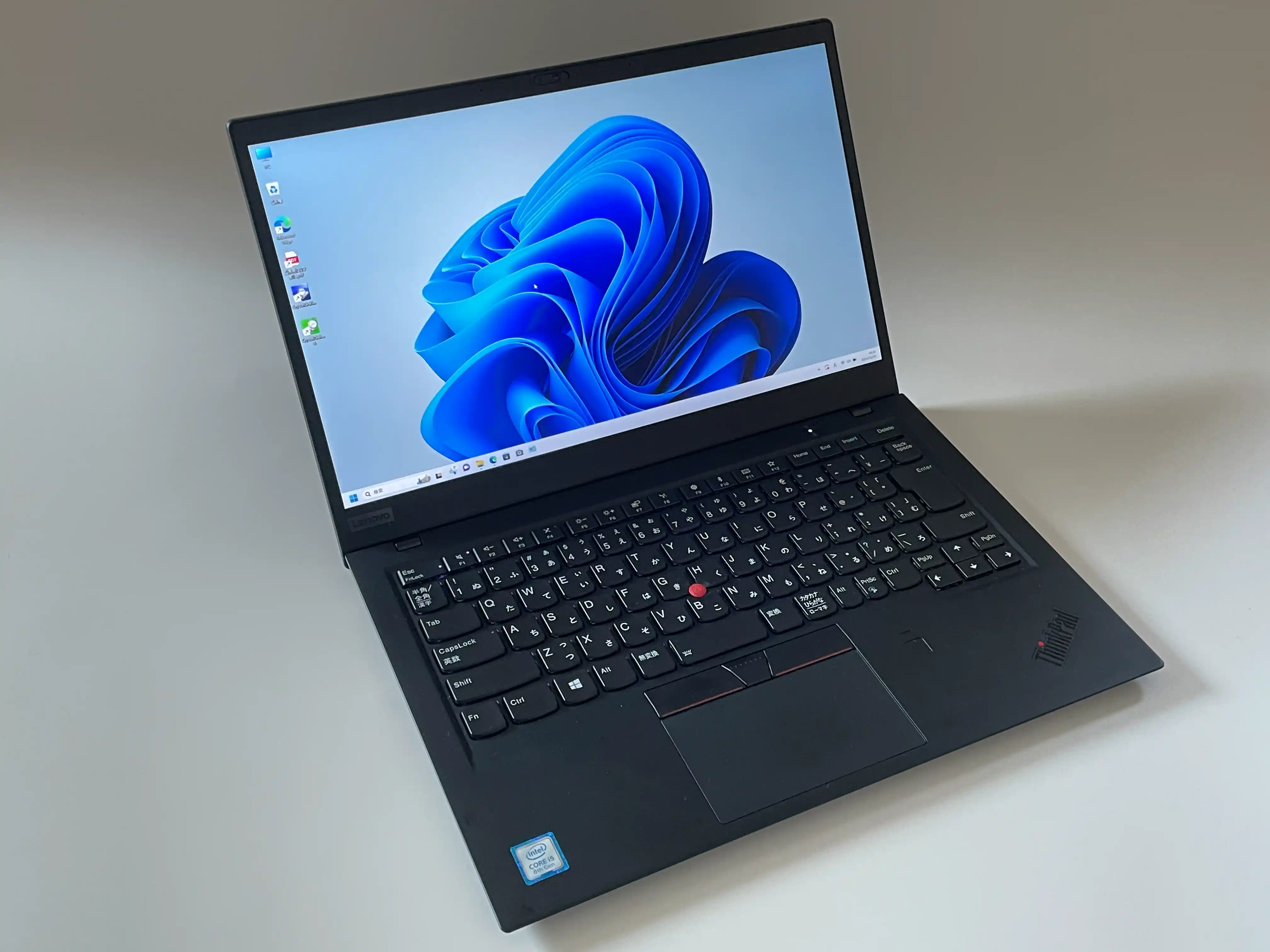 ジャンクワールドで購入したThinkPad X1 Carbon 6th genでWindows 11が起動している様子