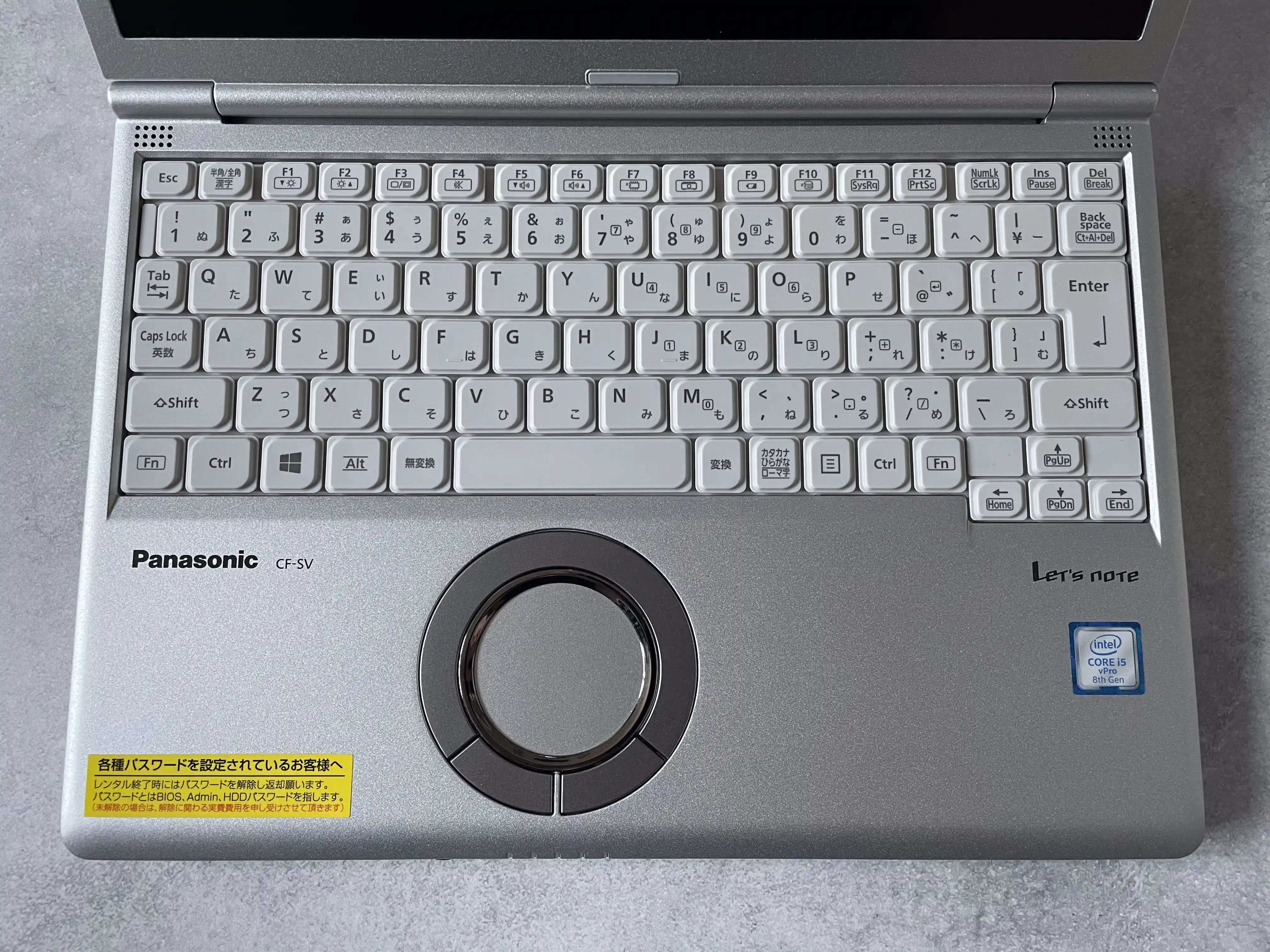 レッツノート CF-SV8 のパームレストに貼られた intel Core i5 vPro 8th Gen のシール