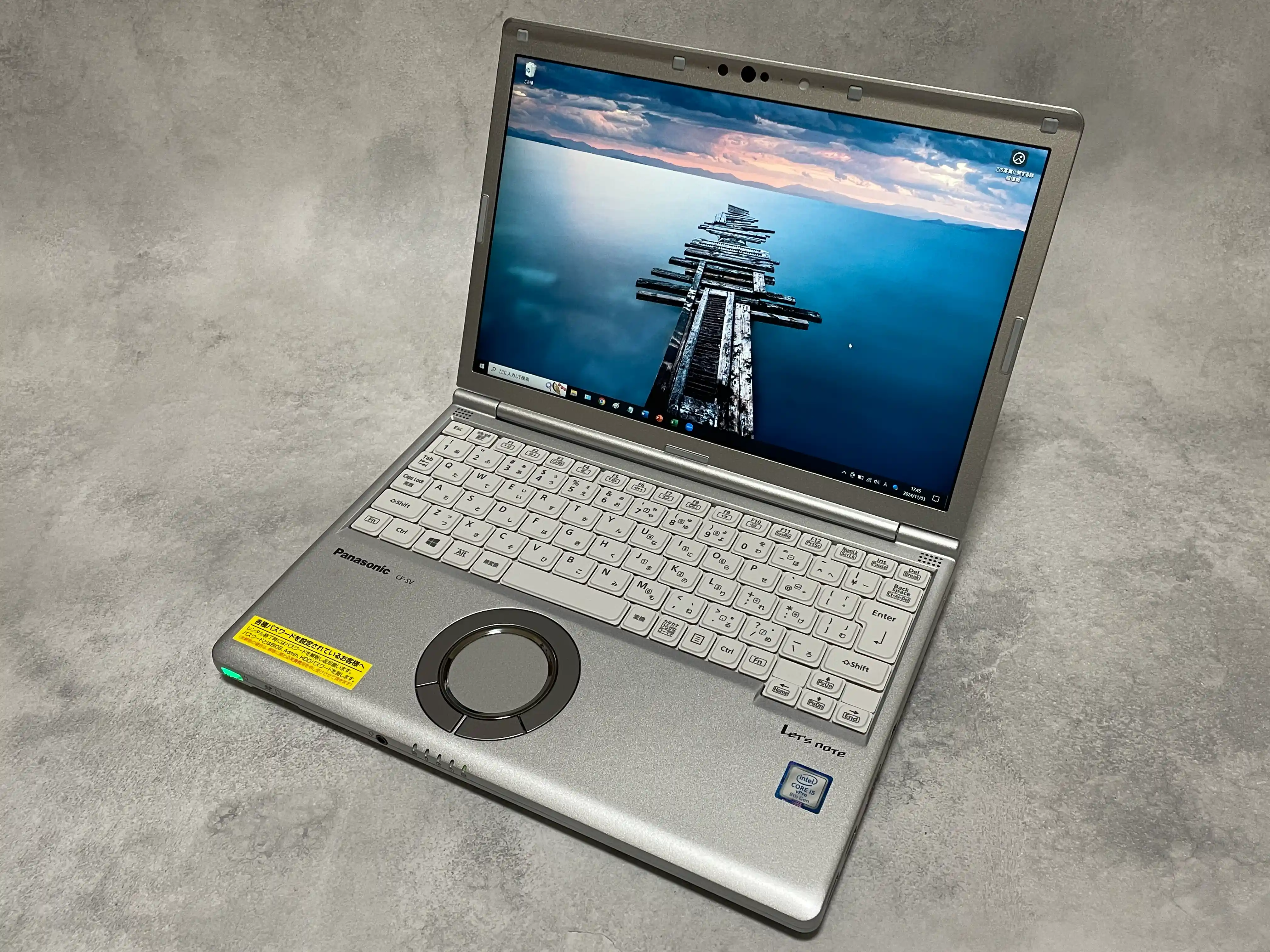 クオリットで購入したレッツノートCF-SV8を開いた状態