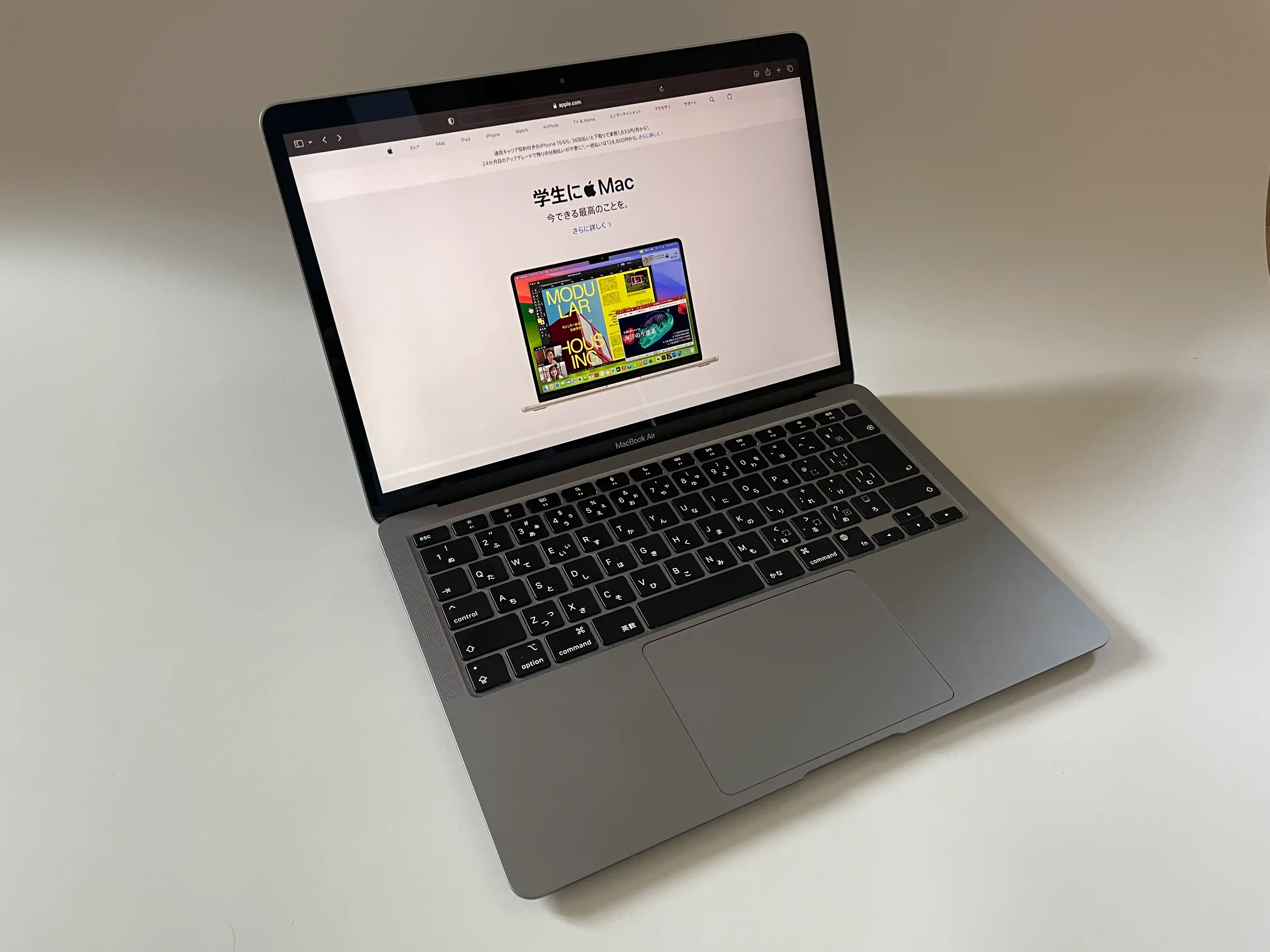イオシスで購入した中古のMacBook Air M1(スペースグレイ)を斜めから見たところ