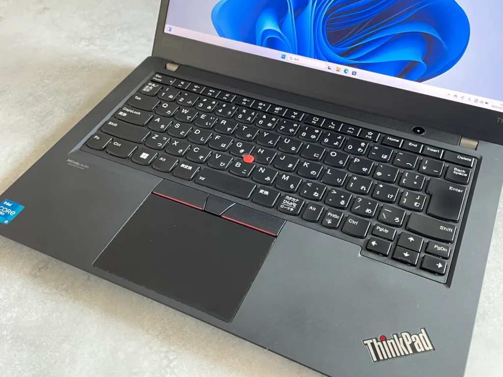 中古パソコン直販で購入したThinkPad T14 Gen2を開いたところ。日本語配列のキーボードとトラックポイント
