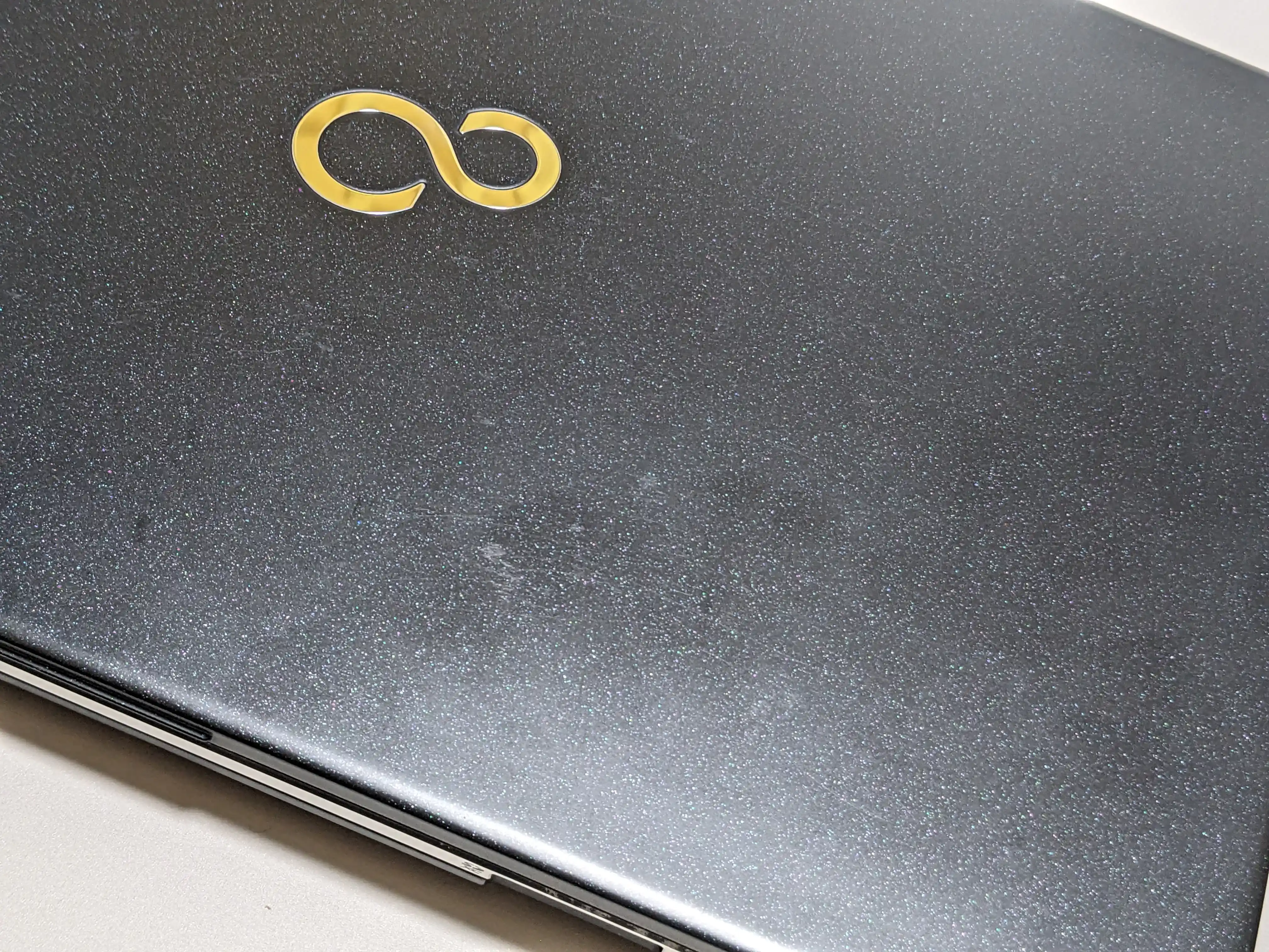 PC WRAPで買った特選品のLIFEBOOK S937/Sの天板。うっすらとした擦れがある