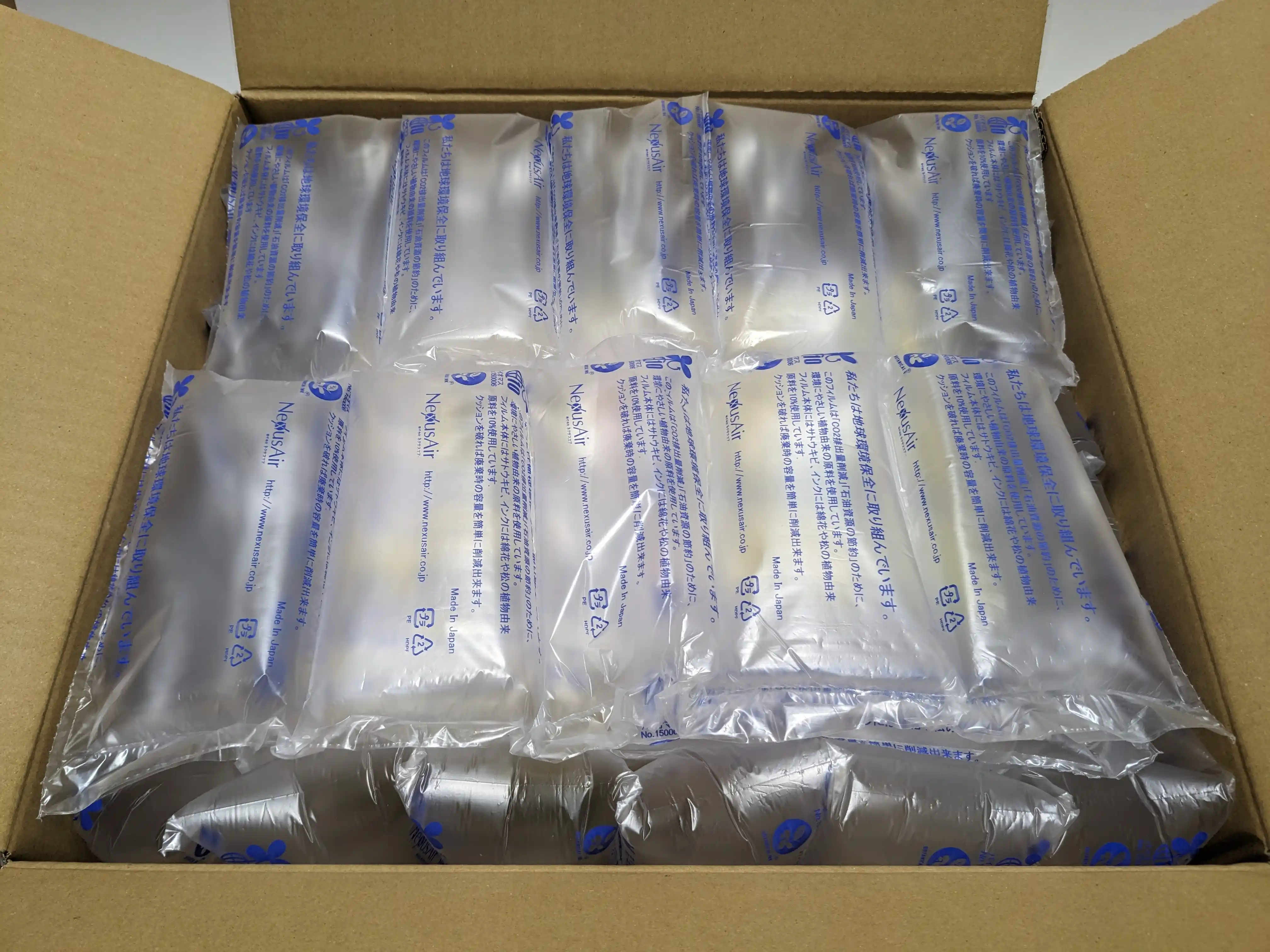 PC WRAPから届いた段ボールを開けたところ。上一面にエアクッションが詰められている