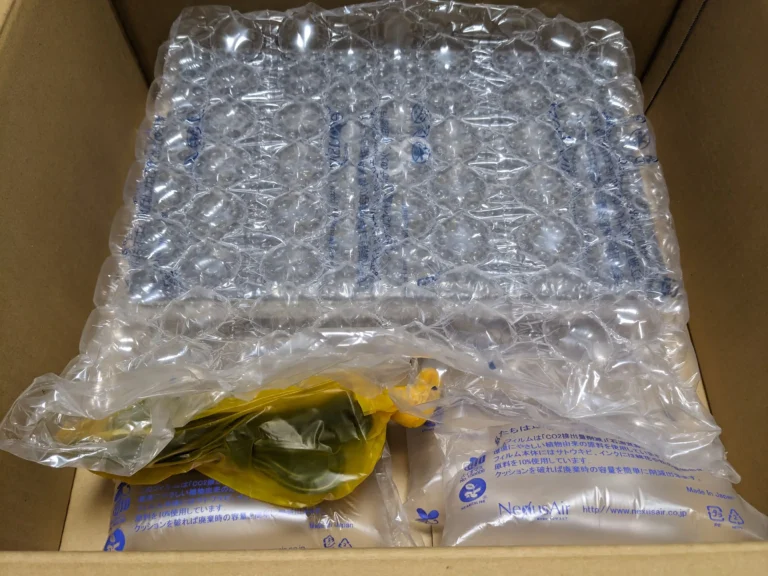 PCWRAPから届いた箱を開けたところ。中身がエアクッションで包まれている