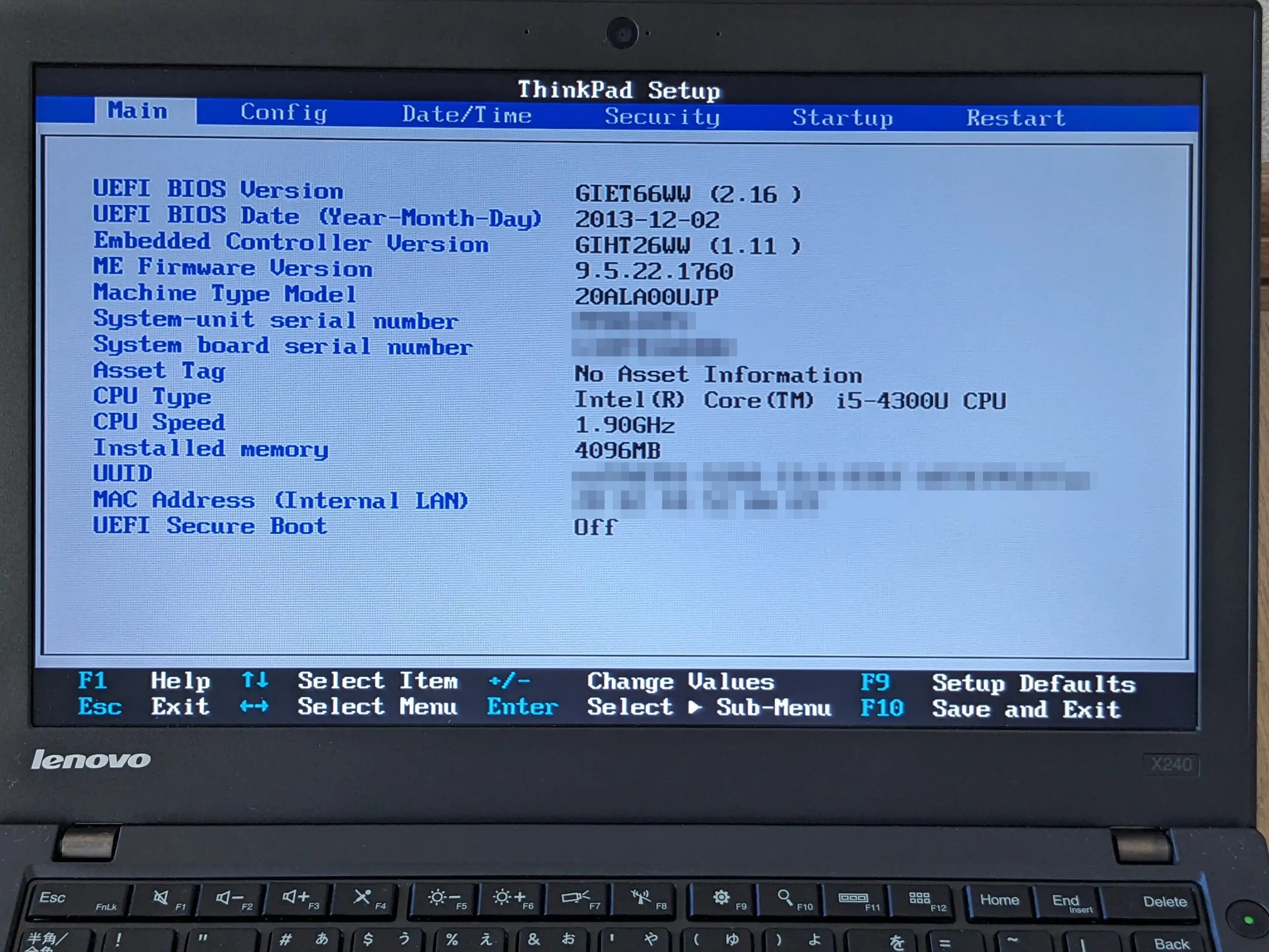 ThinkPad SetupでUEFI Secure BootがOffになっている画面(シリアル番号とMACアドレスは伏せています)