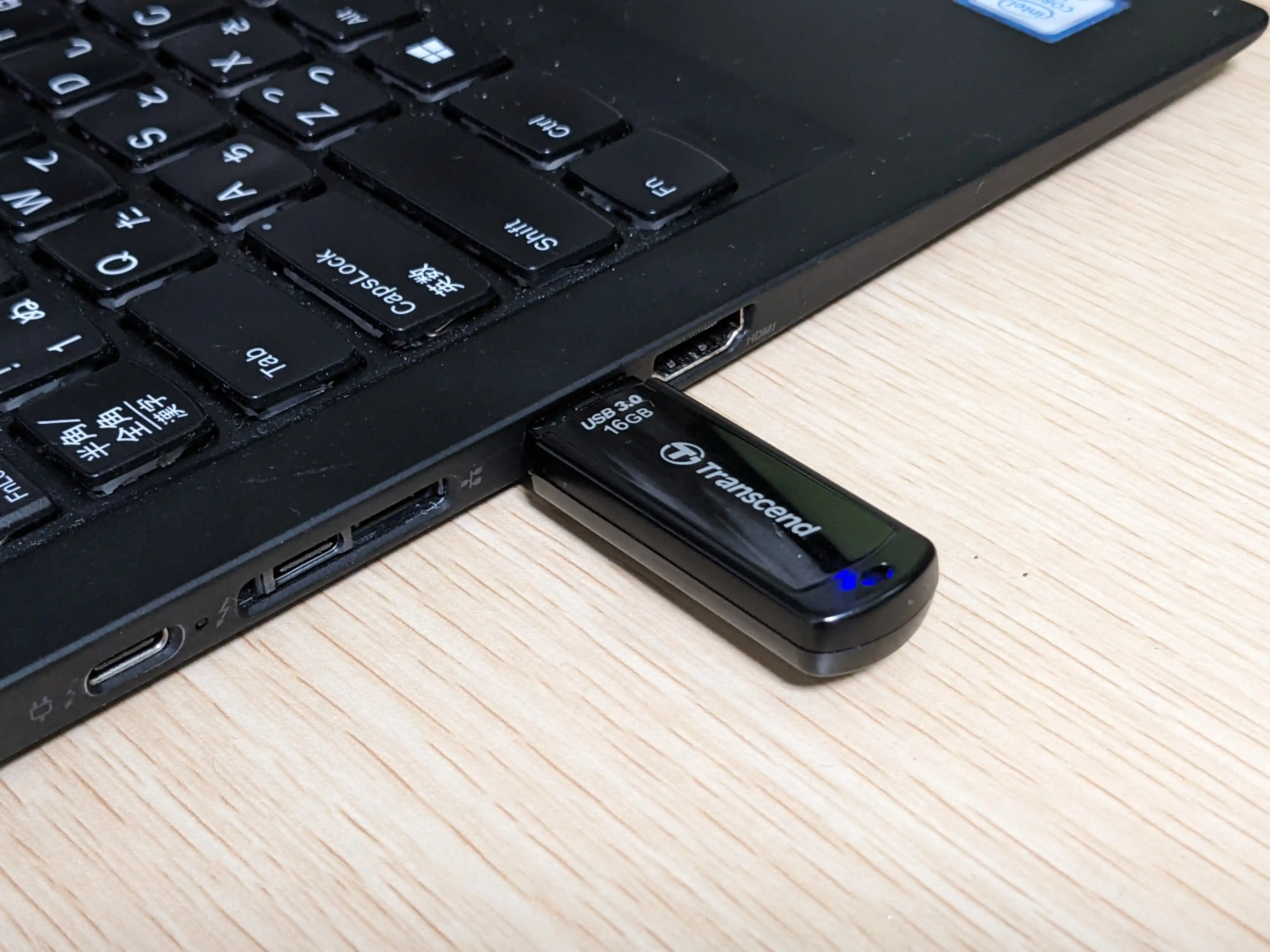 中古ノートパソコンのUSBポートにUSBメモリを挿して認識するか確かめているところ