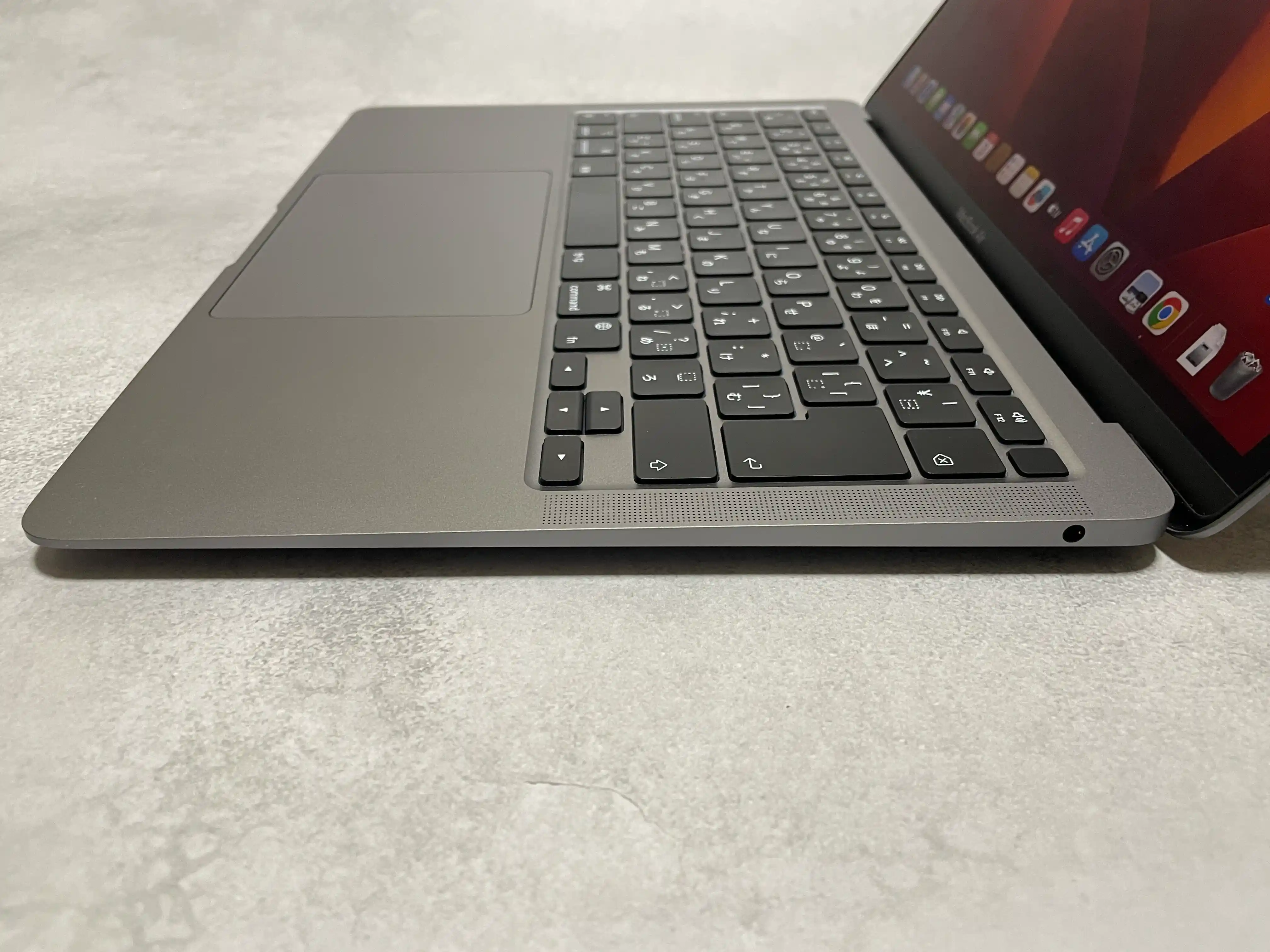 MacBook Air M1の右側面にあるヘッドフォンジャック