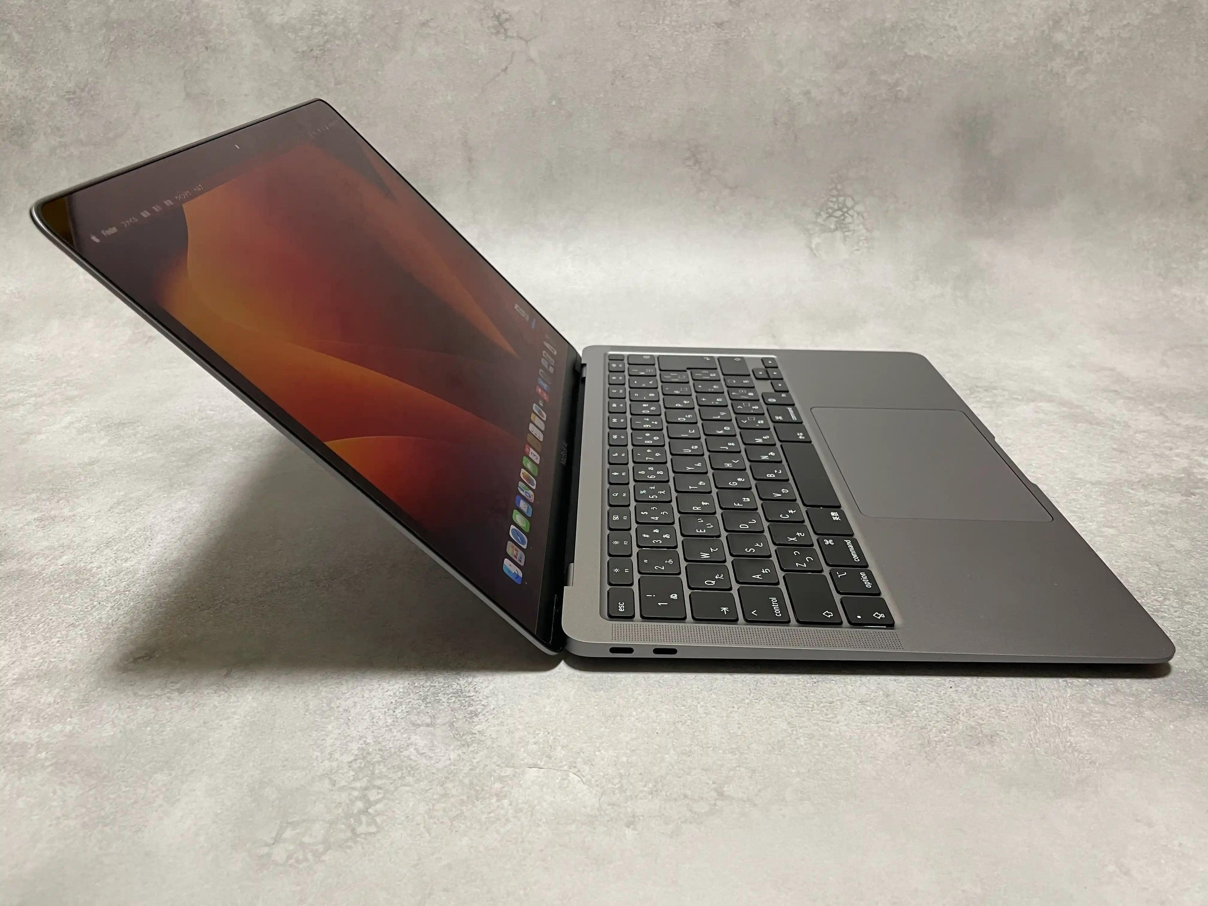 MacBook Air M1の左側面にあるThunderbolt / USB 4ポート2つ