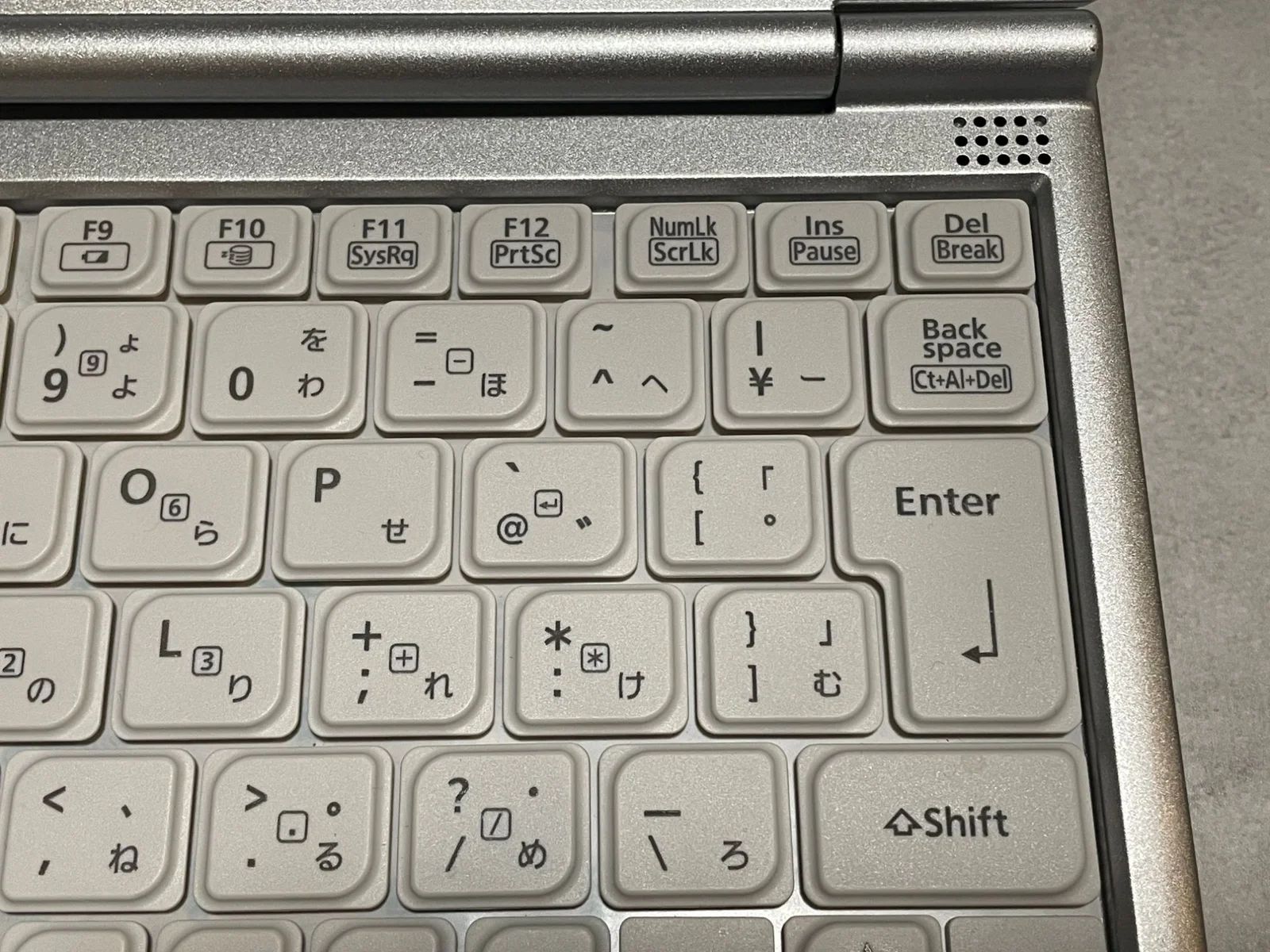 レッツノートCF-SV8のキーボード右上。上の段にF9、F10、F11、F12、NumLk、Ins、Delが並び、Delは右端にある