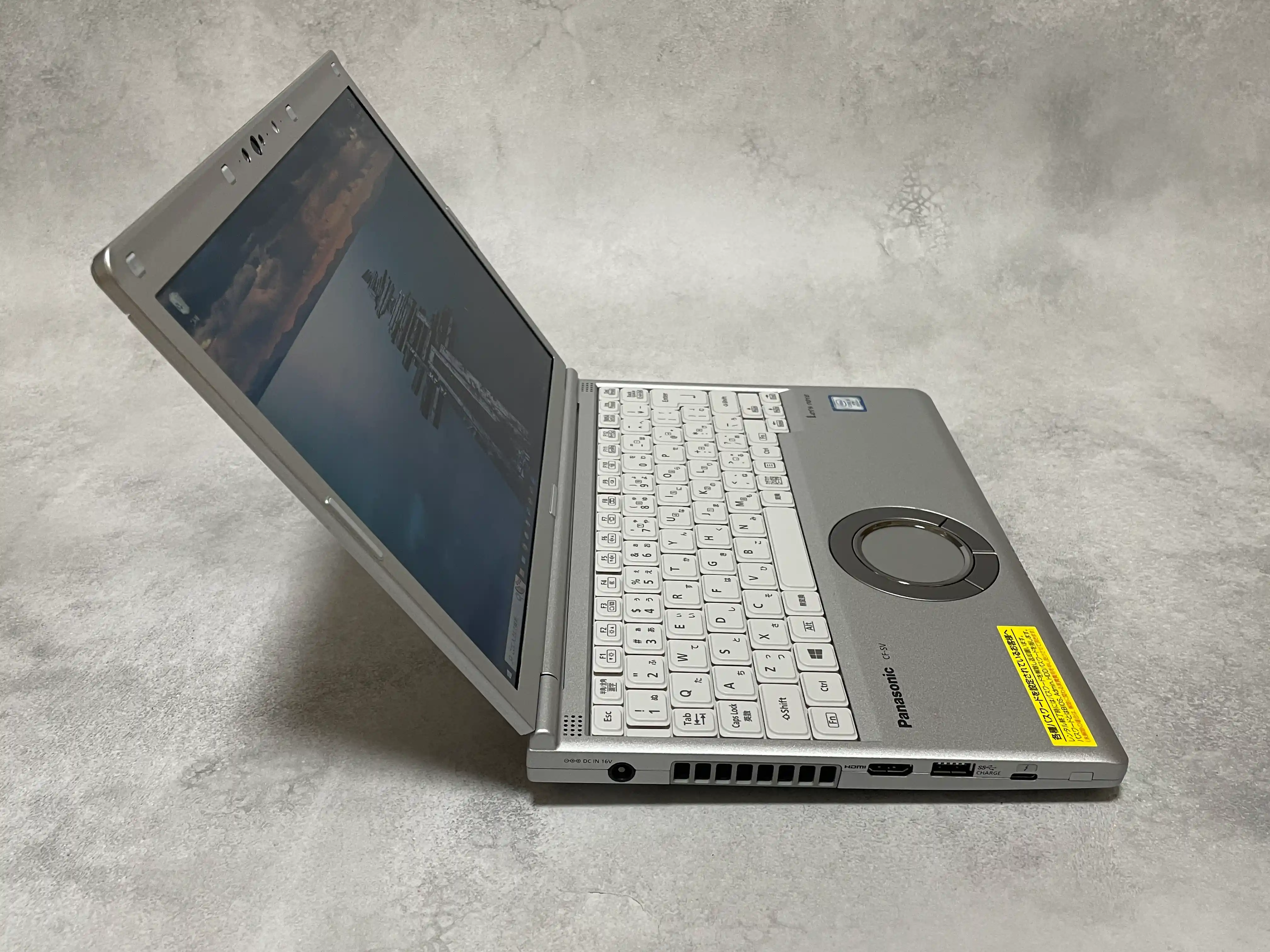 レッツノートCF-SV8を開いて右の側面から見たところ。本体の厚みと側面の端子が見える