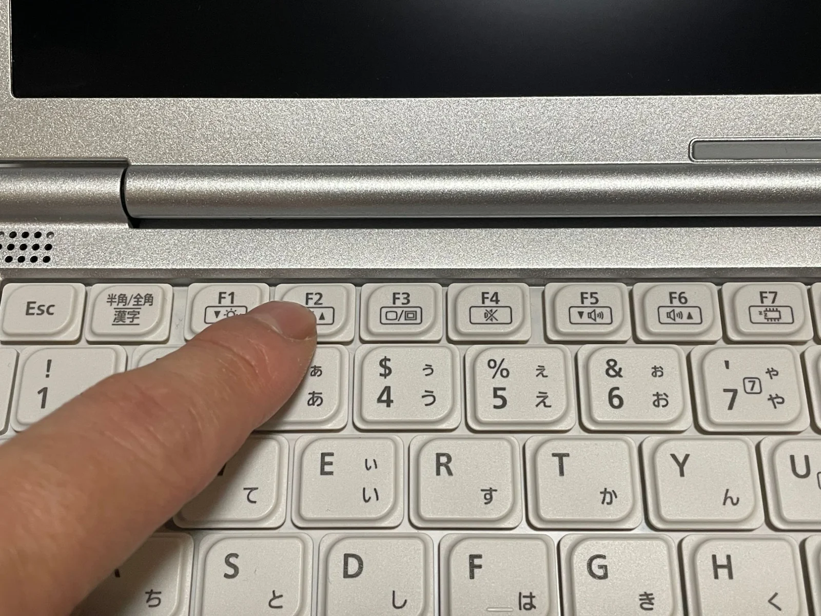 レッツノートCF-SV8のキーボードで、上の段のF2キーを指で押しているところ。左からEsc、半角/全角、F1、F2と並ぶ