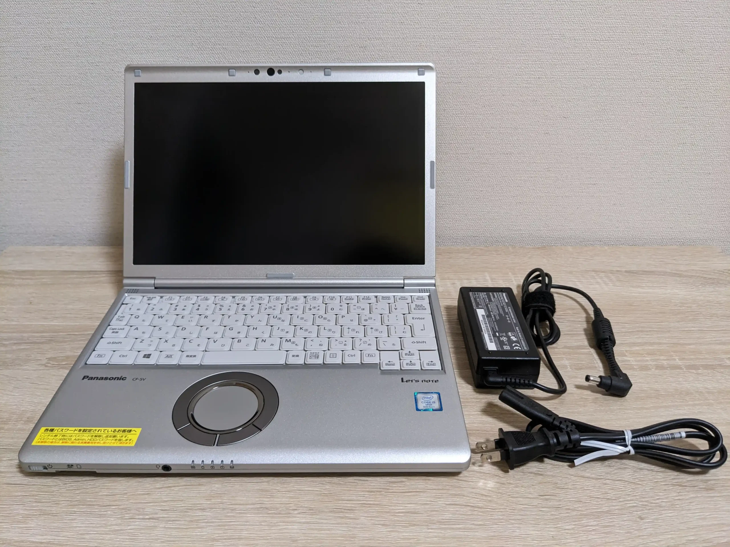 クオリットから届いたレッツノートCF-SV8の本体と純正ACアダプター・電源コード