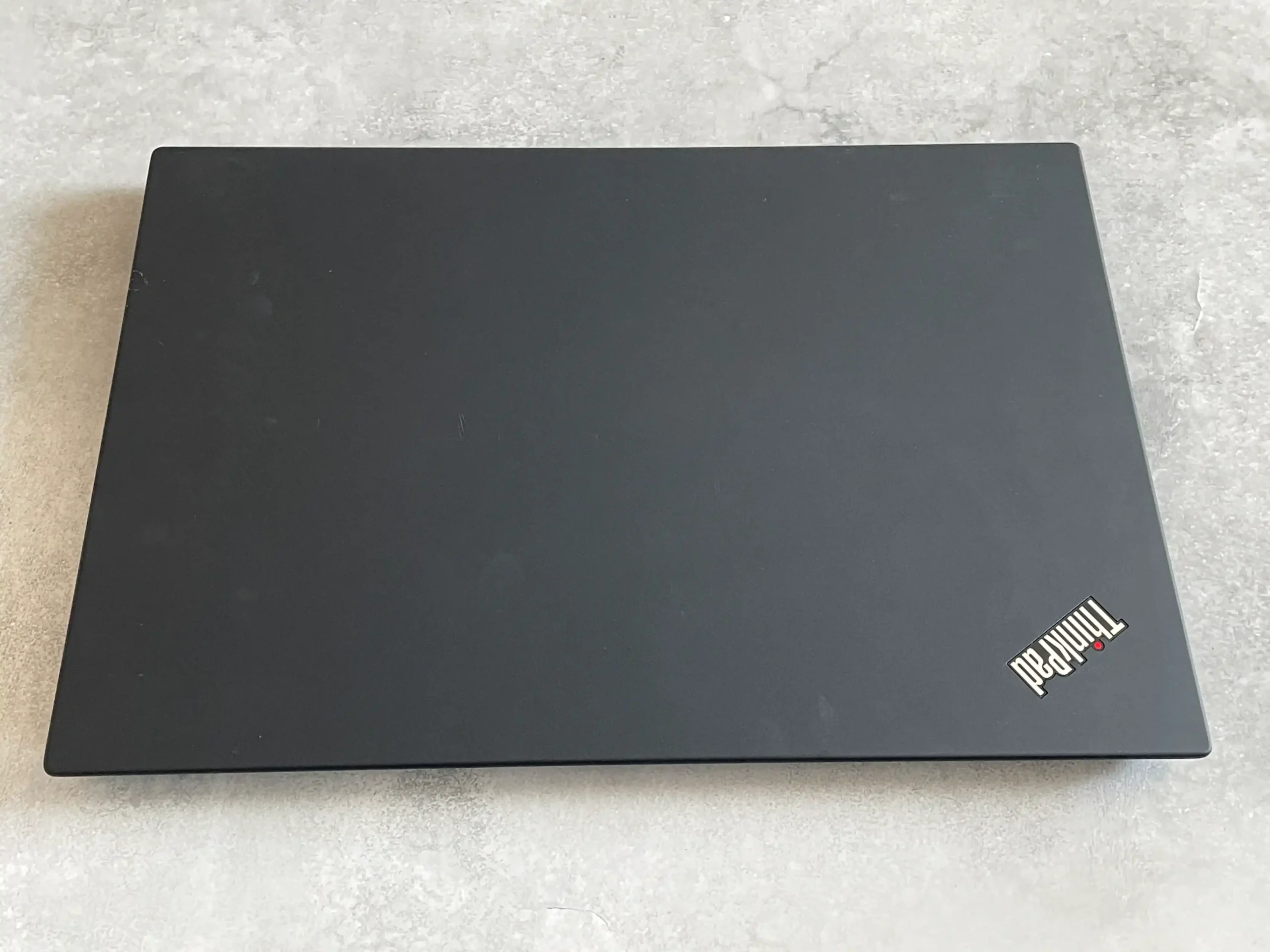 中古パソコン直販で買ったB品のThinkPad T14 Gen2の天板